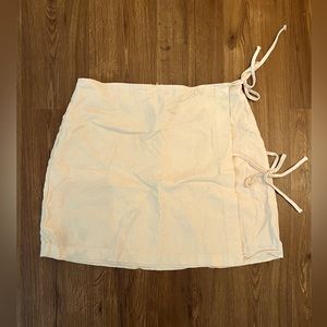 GB Girls x Dillards - NWOT - Light peach tied mini skirt - Woman’s L